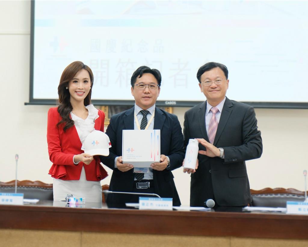 115年國慶紀念品開箱亮相!不只有磁吸保溫瓶、迷你燈箱 加碼抽獎活動