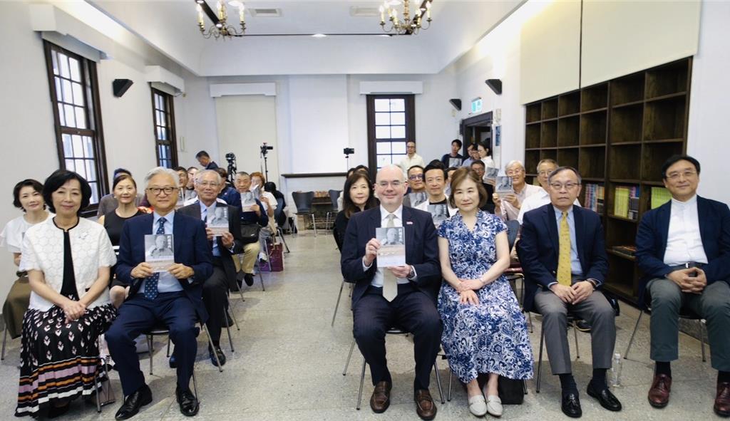 吳東昇為恩師出書!邀集20位孔傑榮門生與故友 共讀「跨越東西」