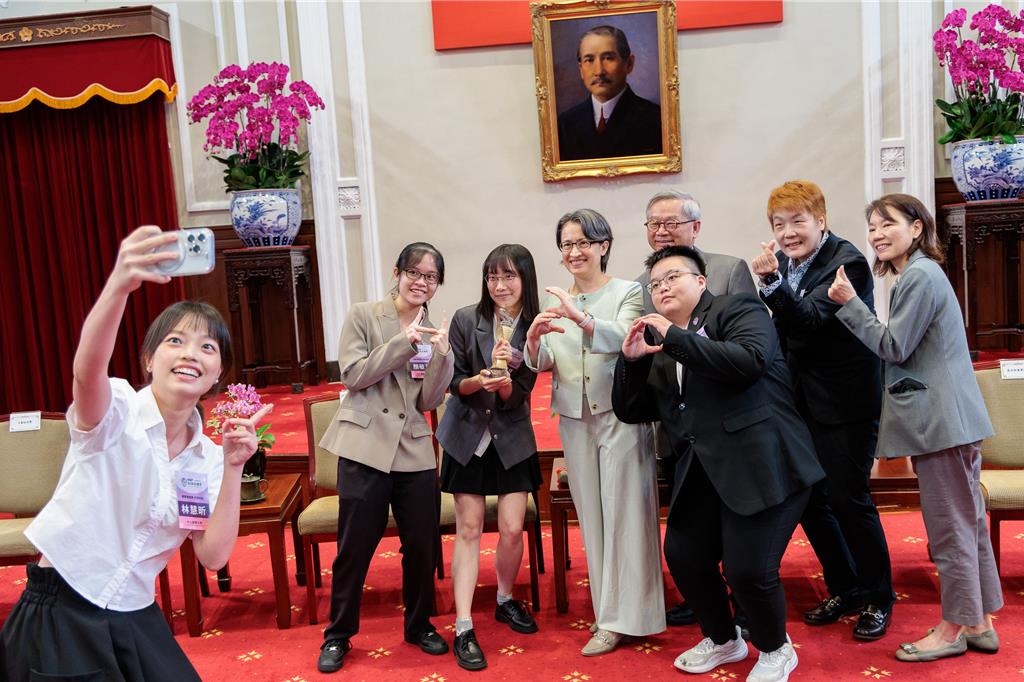 率科技女婕思晉見蕭副總統 吳誠文期許勇敢尋找不同創新解法