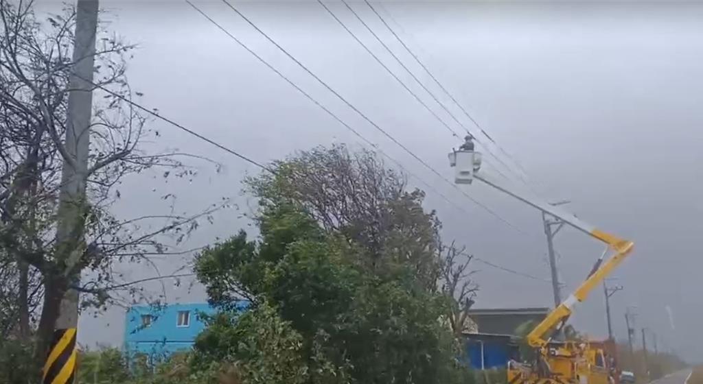 影》扛不住薔琵12級強風!台中一度停電影響6218戶 台電冒險搶修
