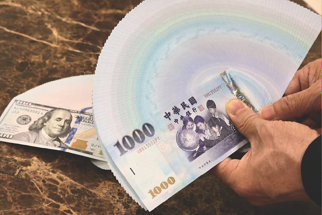 台幣貶不停 央行颱風天坐鎮