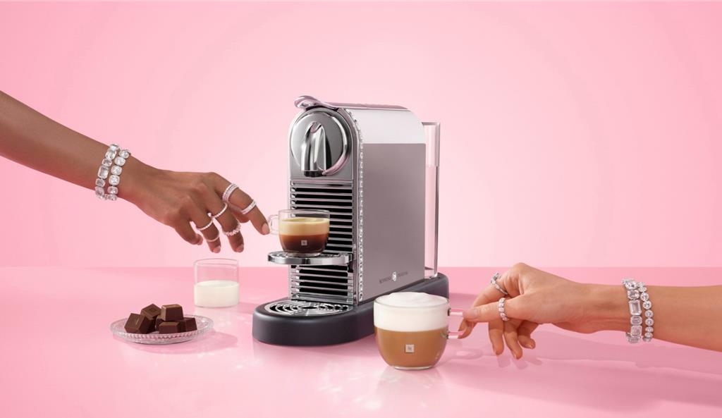 Nespresso攜手施華洛世奇打造奢華水晶咖啡機 聯名耶誕倒數 月曆與夢幻配件10/30登場