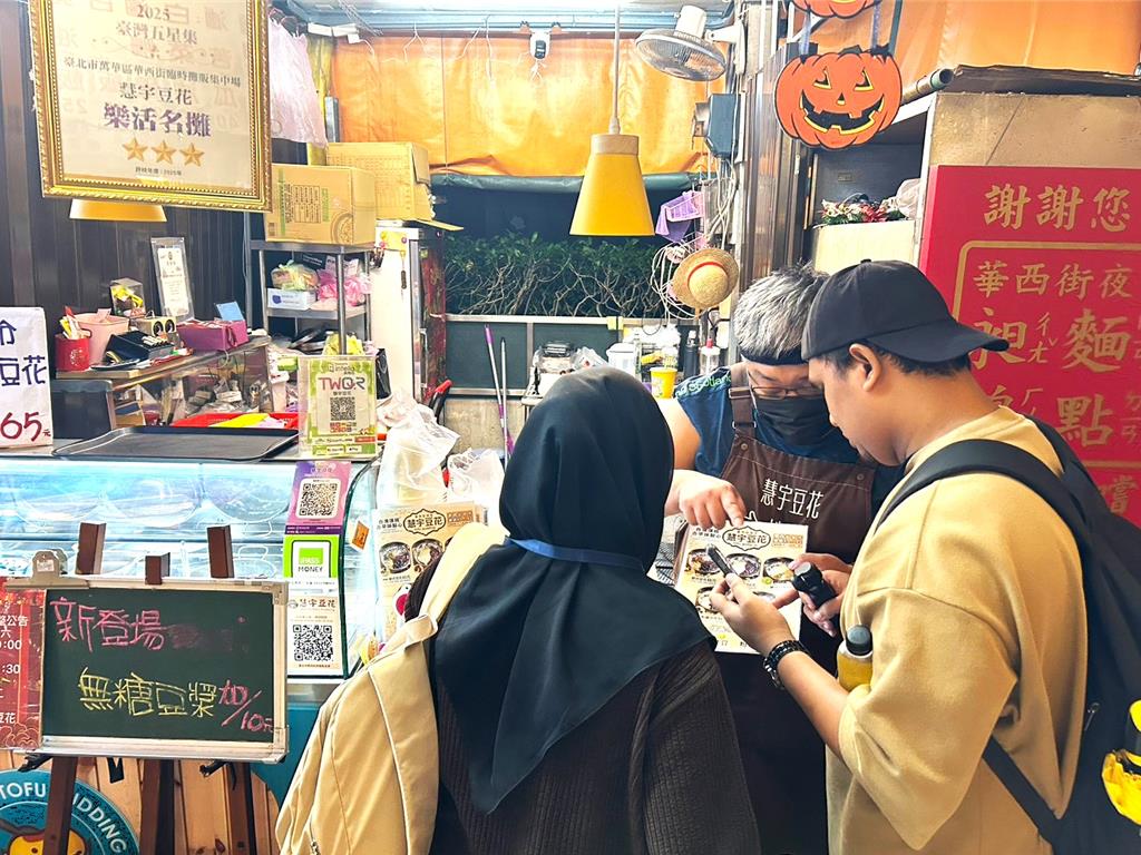 國發會推動雙語小旅行 邀外籍人士走訪艋舺龍山寺、華西街夜市